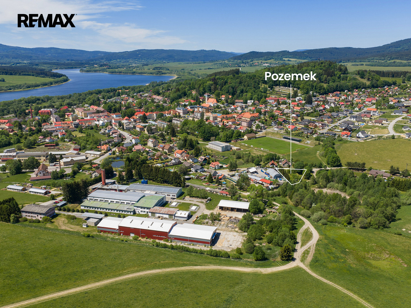 Prodej stavebního pozemku 1 408 m² – pohled 4