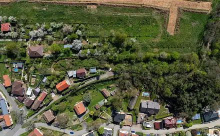 Prodej stavebního pozemku 1 093 m², Škvorec, okres Praha-východ