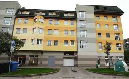 Praha 5 - Barrandov, nabízíme k pronájmu garážové stání v bytovém domu, v ul. Voskovcova., Voskovcova, Praha 5 - Hlubočepy