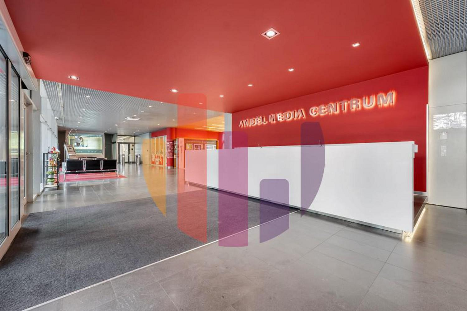 Pronájem kanceláře 1 040 m² — photo 2