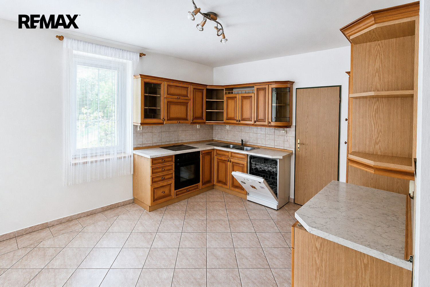 Pronájem bytu 2+1 90 m² – fotografie 2