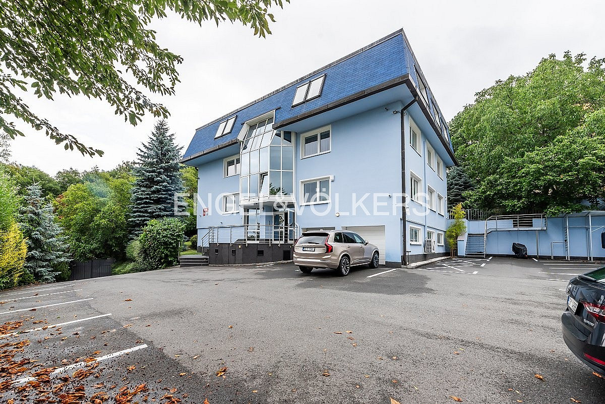 Pronájem kanceláře 700 m²