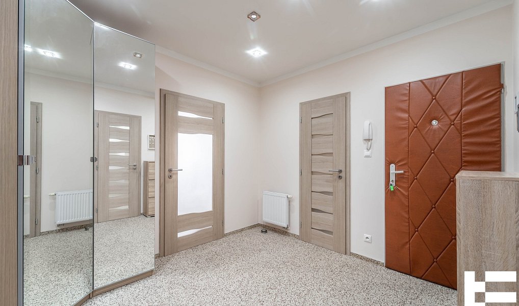Prodej bytu 4+kk 81 m², Klecany – náhled fotky 32
