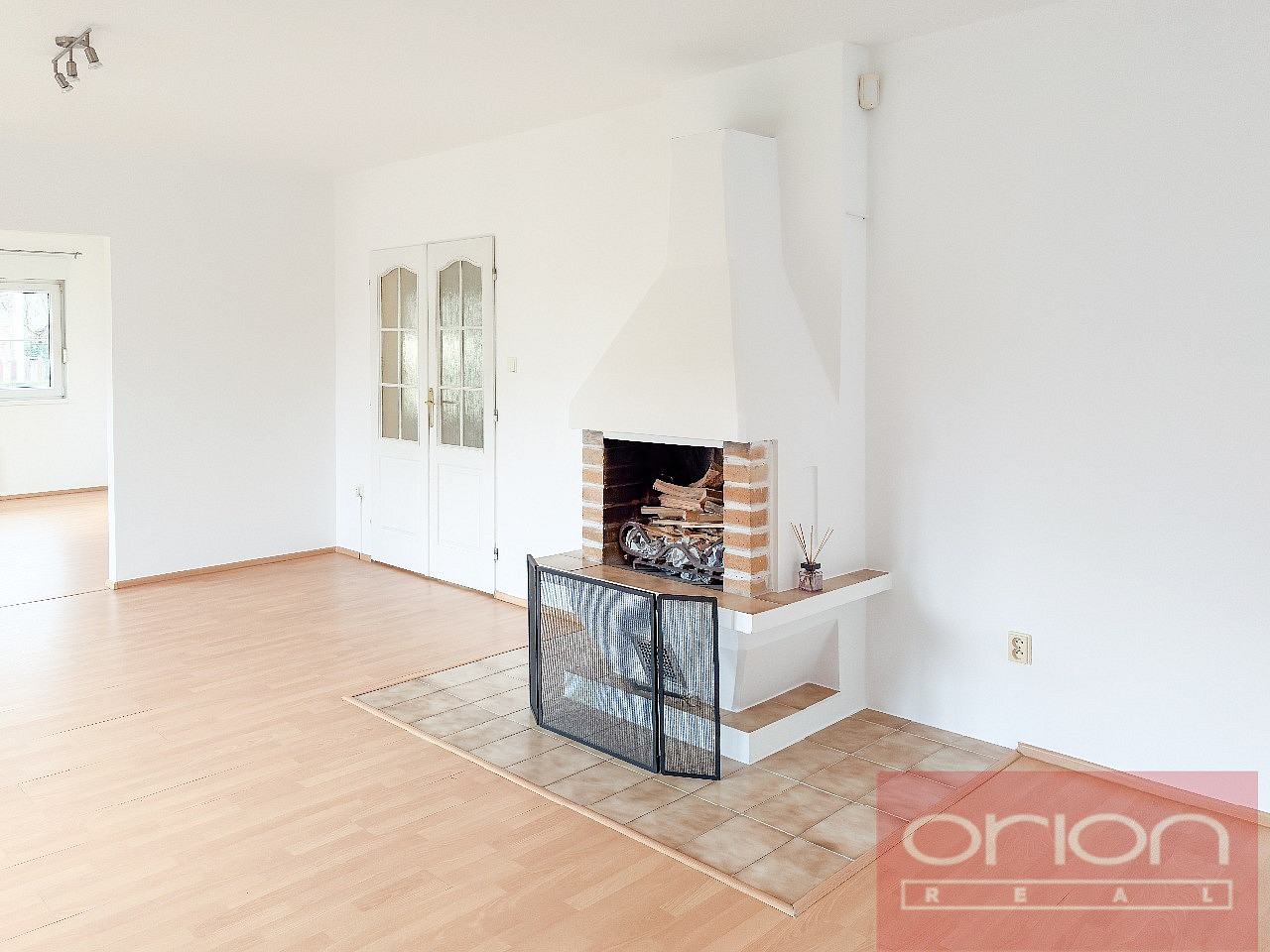 Pronájem domu 365 m² s pozemkem 539 m² – fotografie 2
