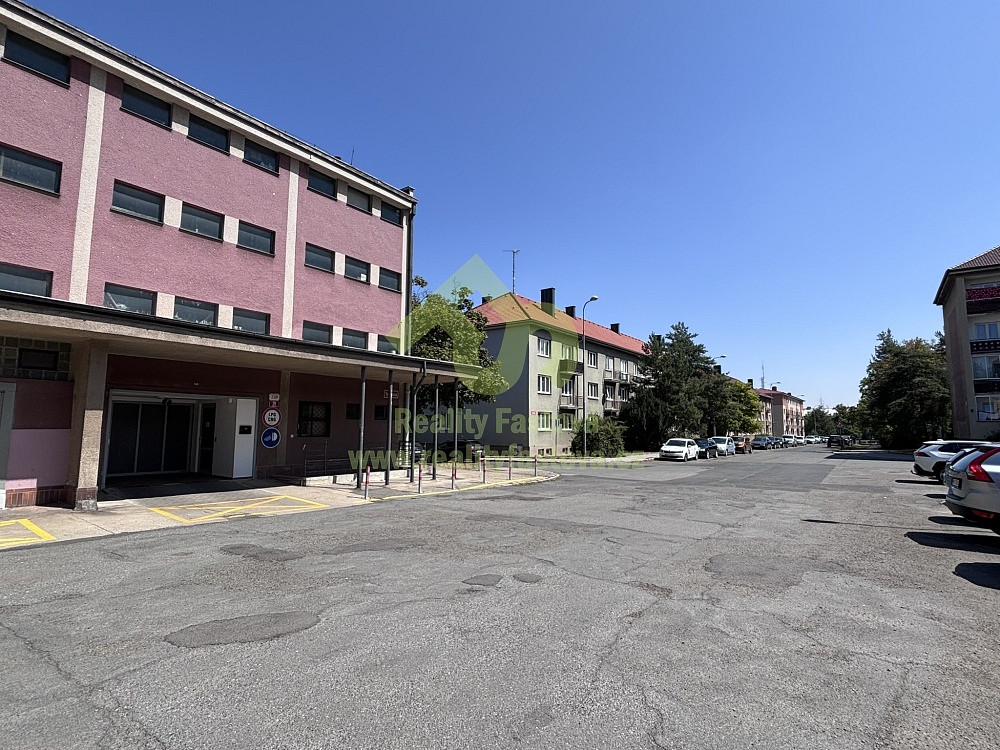 Prodej zabezpečeného garážového stání s elektřinou – Plzeň, Bory (ul. Tomanova)!