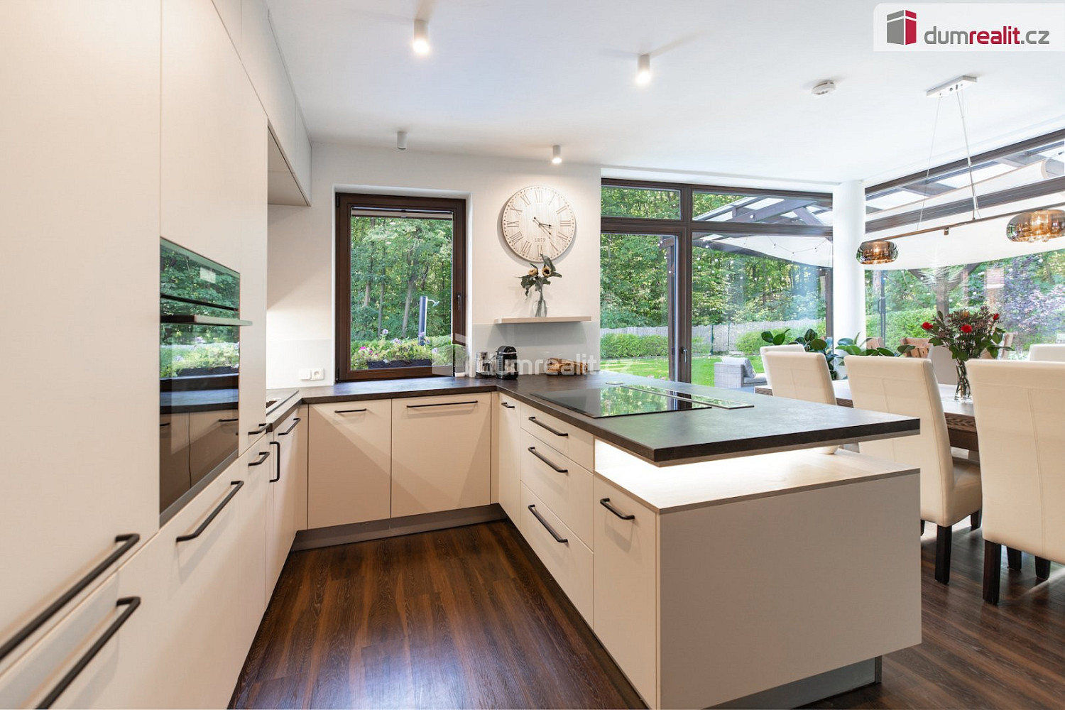 Prodej domu 249 m² s pozemkem 1 050 m² – fotografie 2