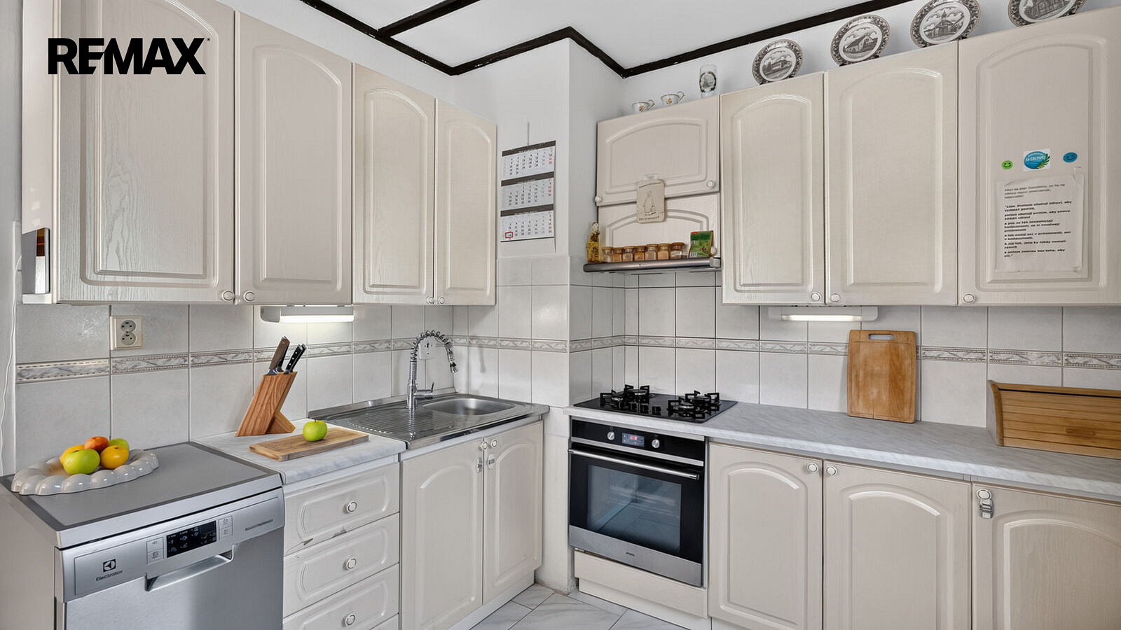 Prodej domu 256 m² s pozemkem 894 m² – fotografie 2