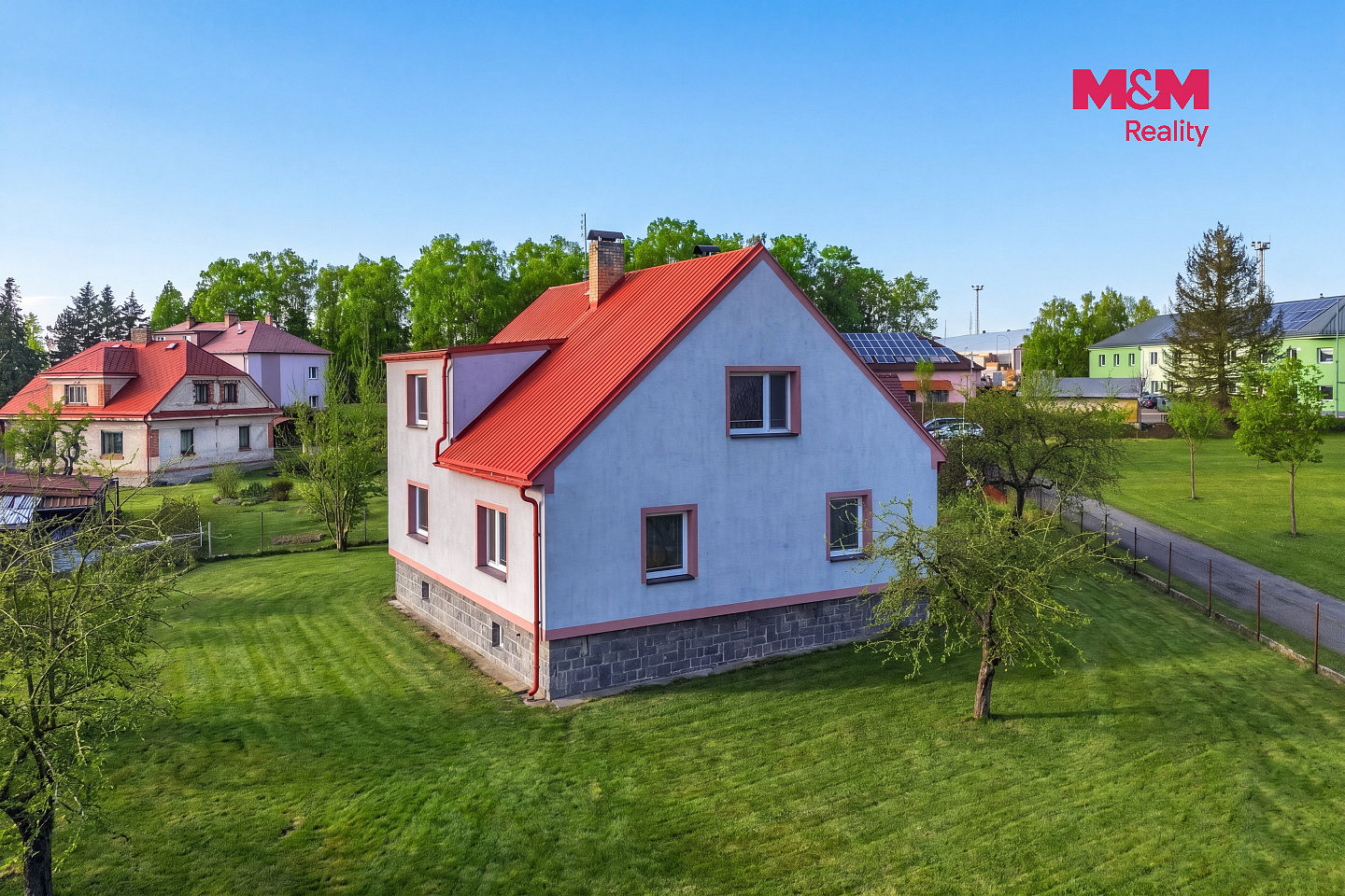 Prodej domu 225 m² s pozemkem 1 225 m² – fotografie 2