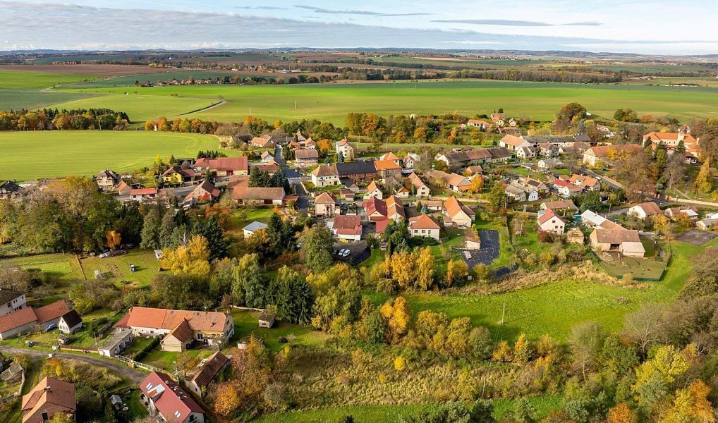 Prodej stavebního pozemku 1 327 m², Bečváry – náhled fotky 2