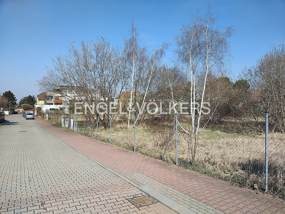 Prodej stavebního pozemku 727 m² – fotografie 3