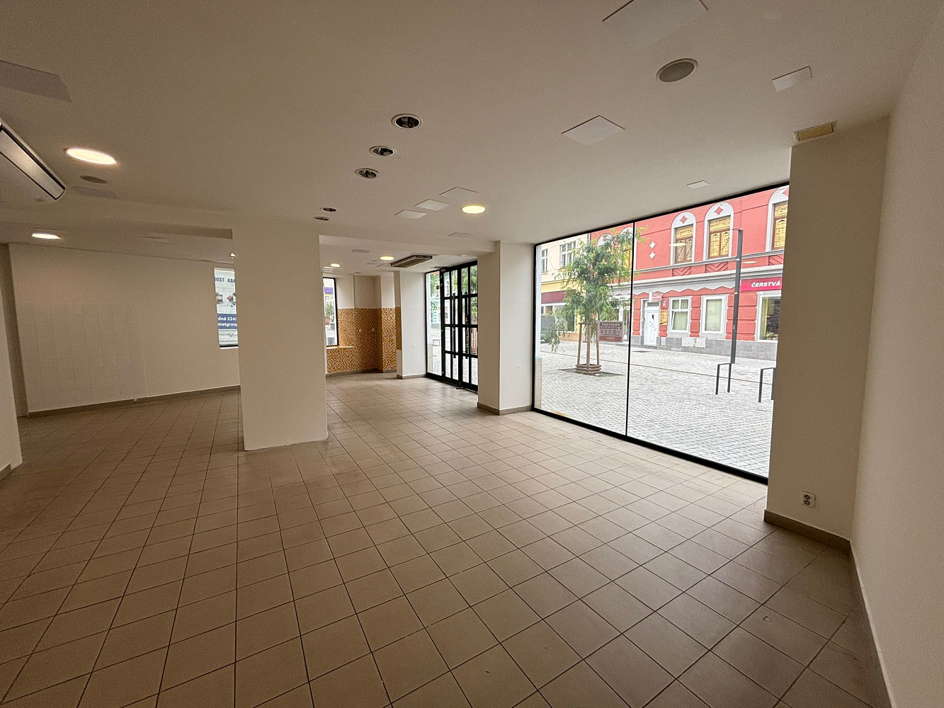 Pronájem obchodních prostor 121 m² – fotografie 5