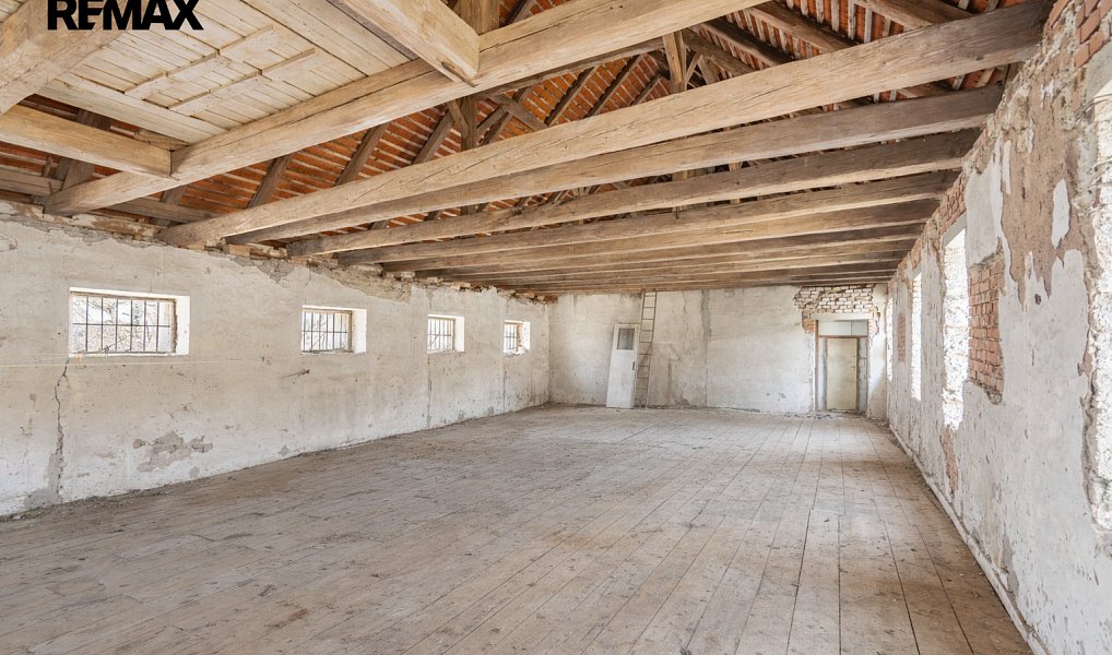 Prodej zemědělského objektu 951 m², Hluboké Dvory – náhled fotky 14