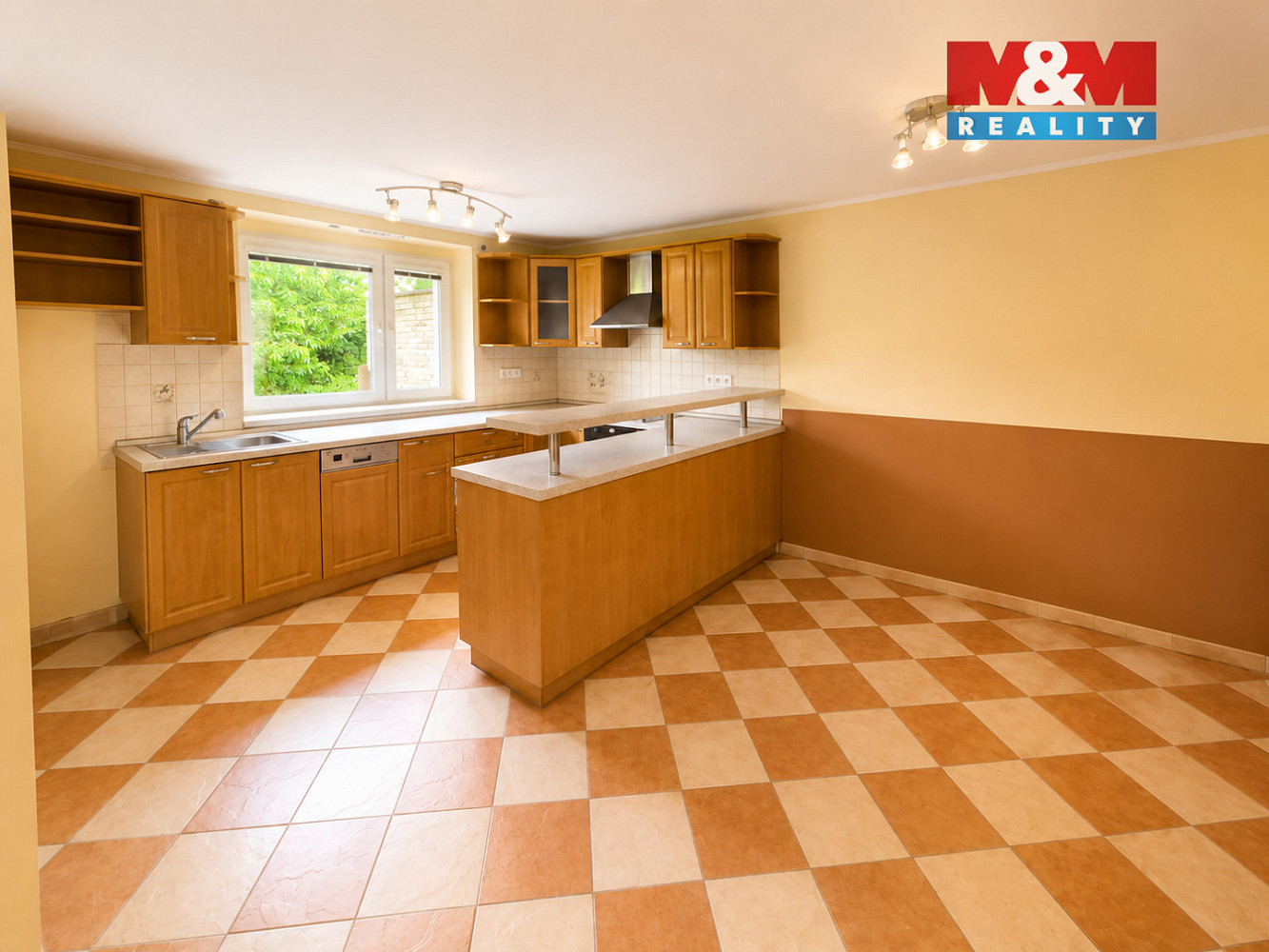 Prodej domu 280 m² s pozemkem 1 925 m² — photo 2