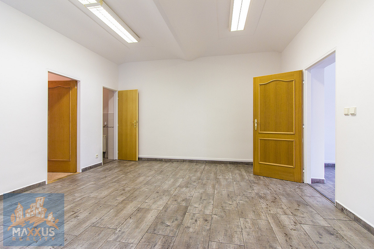 Pronájem kanceláře 300 m² – fotografie 4