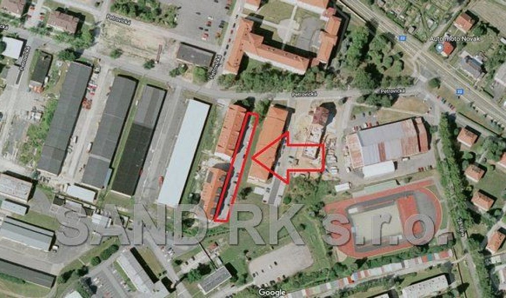 Parkovací stání Petrovická ul., Domažlice – fotka 1 z 3