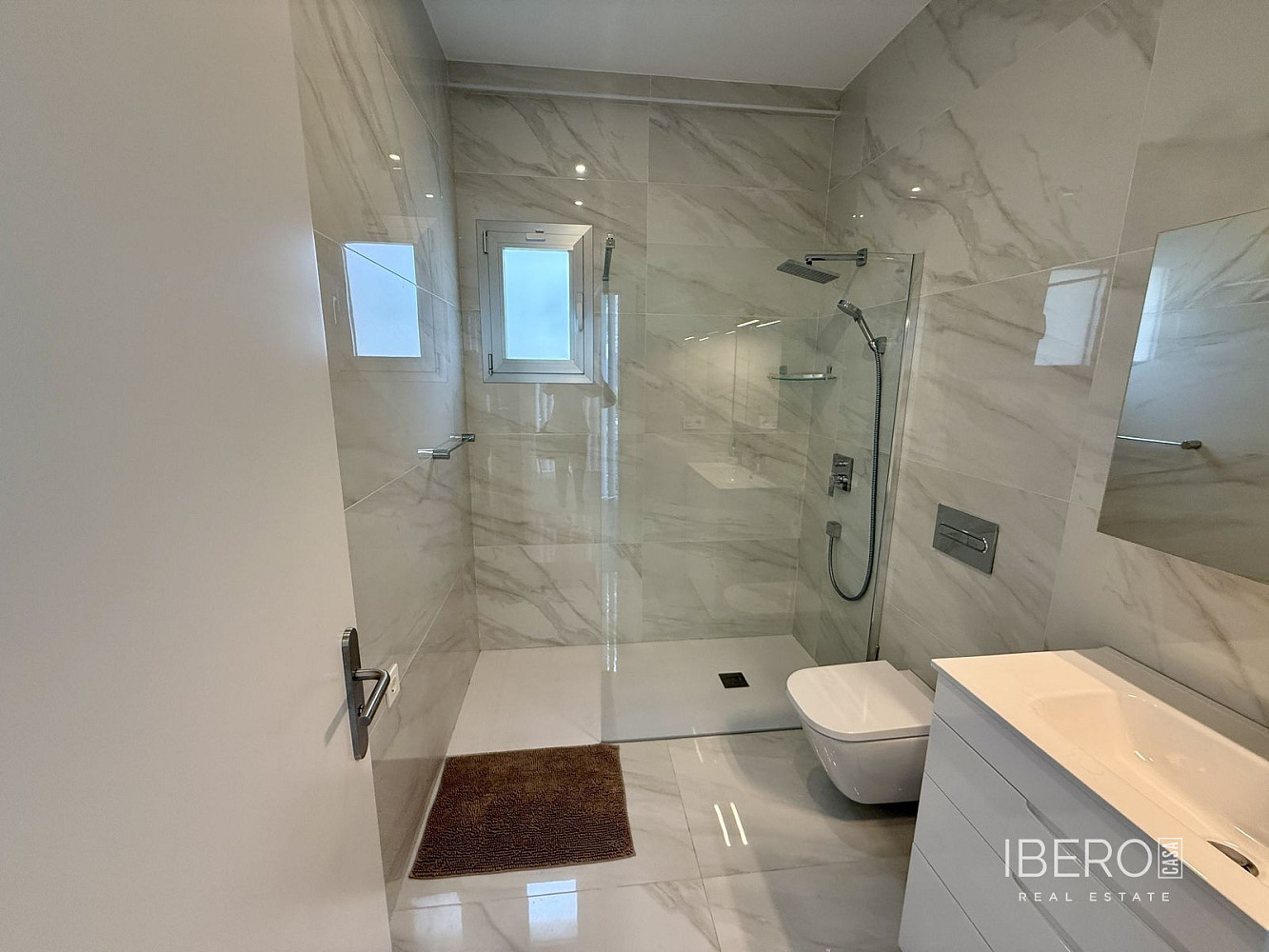 Prodej domu 355 m² s pozemkem 794 m² - Más