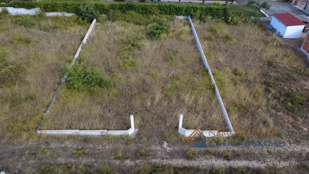 Prodej stavebního pozemku 640 m² – pohled 3