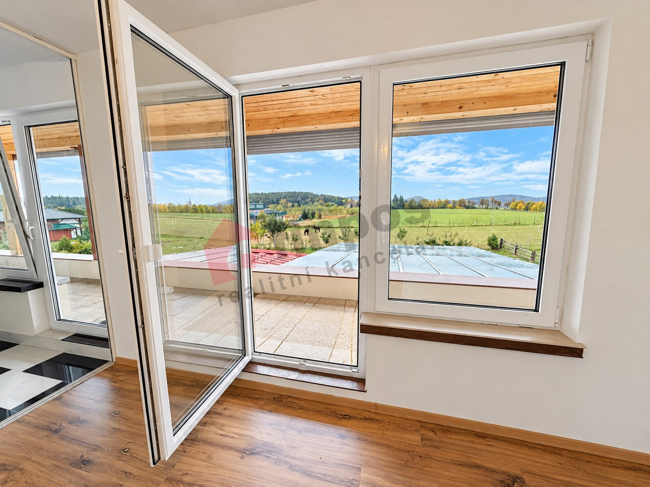 Pronájem bytu 2+kk 98 m² – fotografie 2
