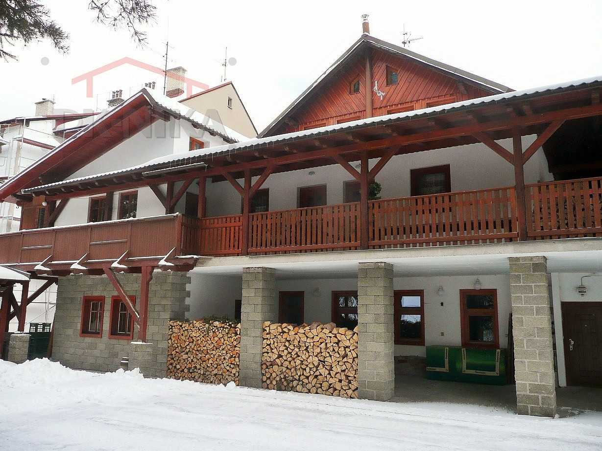 Prodej domu 634 m² s pozemkem 2 452 m²