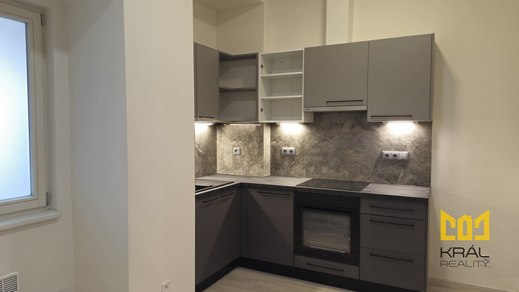 Nově zrekonstruovaný byt v cihlovém činžovním domě 2+1, 46m², Praha 5 Smíchov