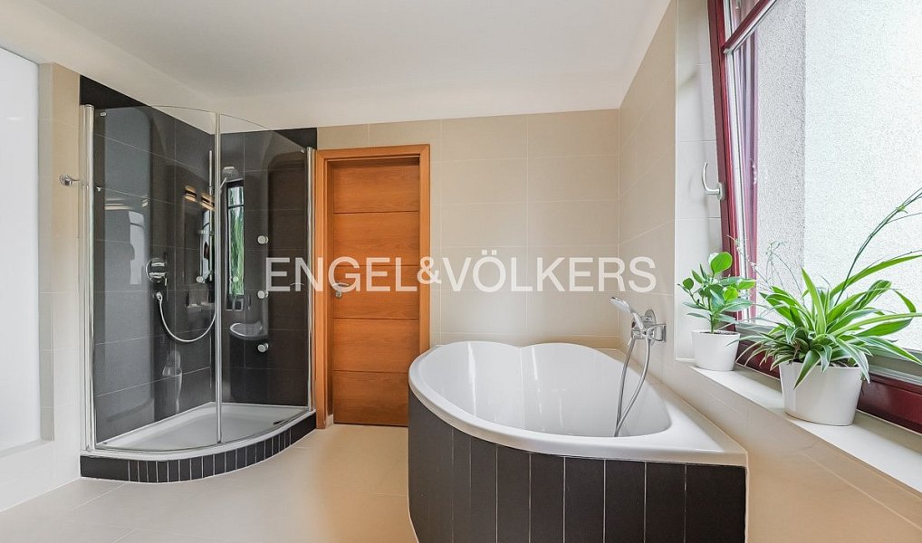 Pronájem domu 351 m² s pozemkem 223 m², Praha – náhled fotky 14