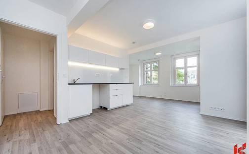Pronájem bytu 1+kk 31 m², Na Zvoničce, Praha 4 - Podolí
