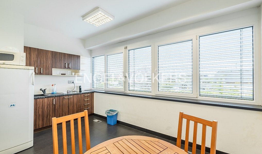 Pronájem kanceláře 254 m², Jesenice – náhled fotky 2