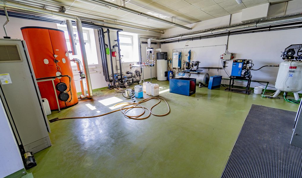 Prodej výrobních prostor 861 m², Bezno – náhled fotky 11