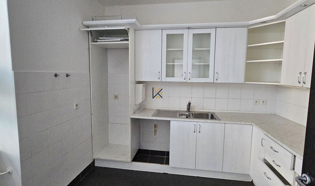 Pronájem kanceláře 322 m², Nupaky – náhled fotky 4