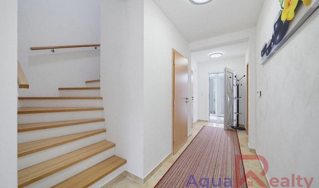 Prodej domu 206 m² s pozemkem 907 m², Nová Role – náhled fotky 9
