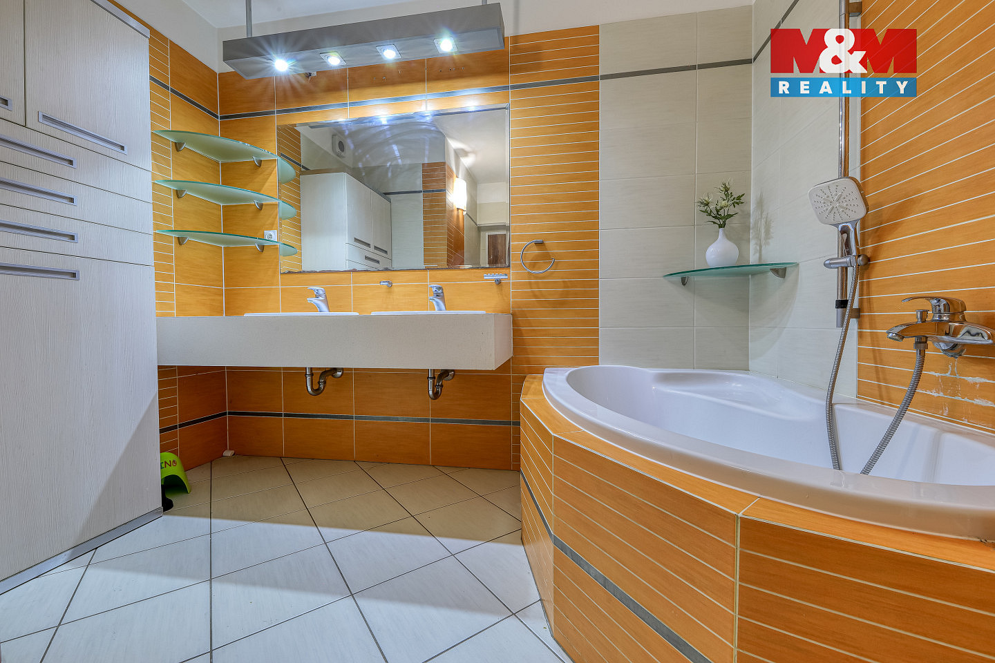 Prodej domu 220 m² s pozemkem 633 m² — photo 2