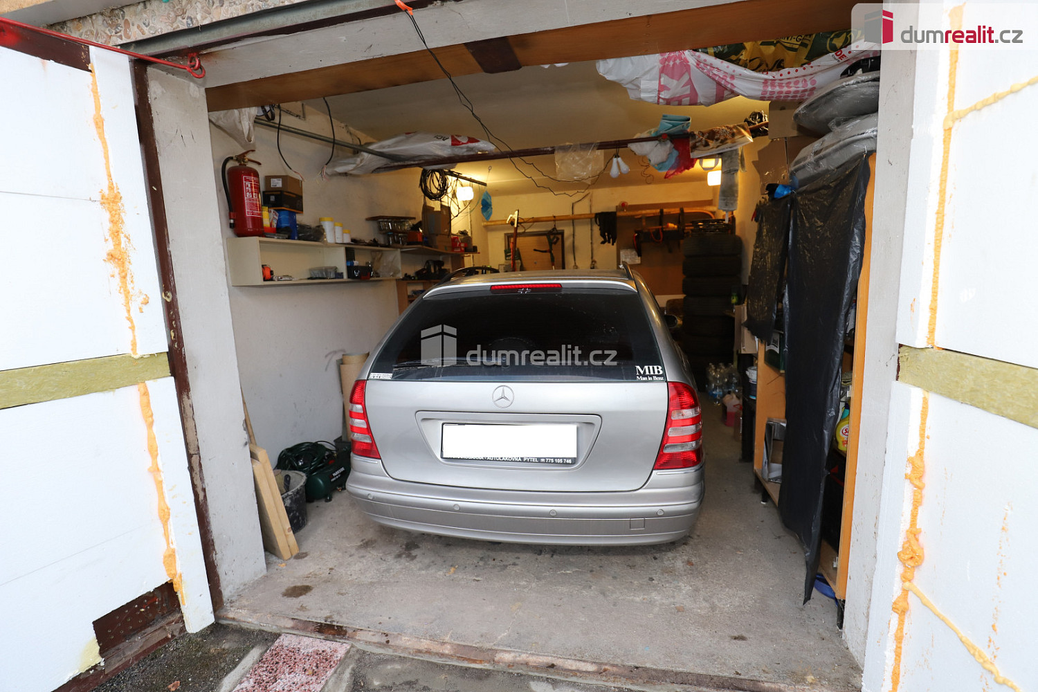 Garáž s elektřinou v přízemí panelového domu v hroznětíně u karlových varů — photo 4