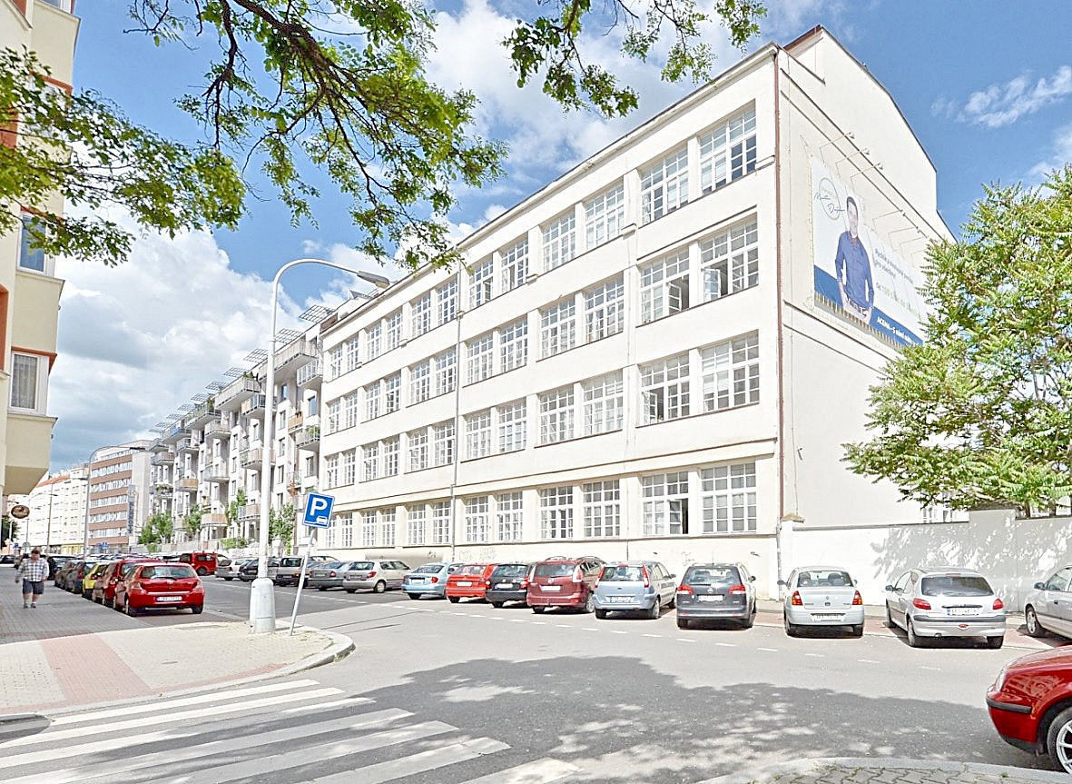 Pronájem kanceláře 384 m²