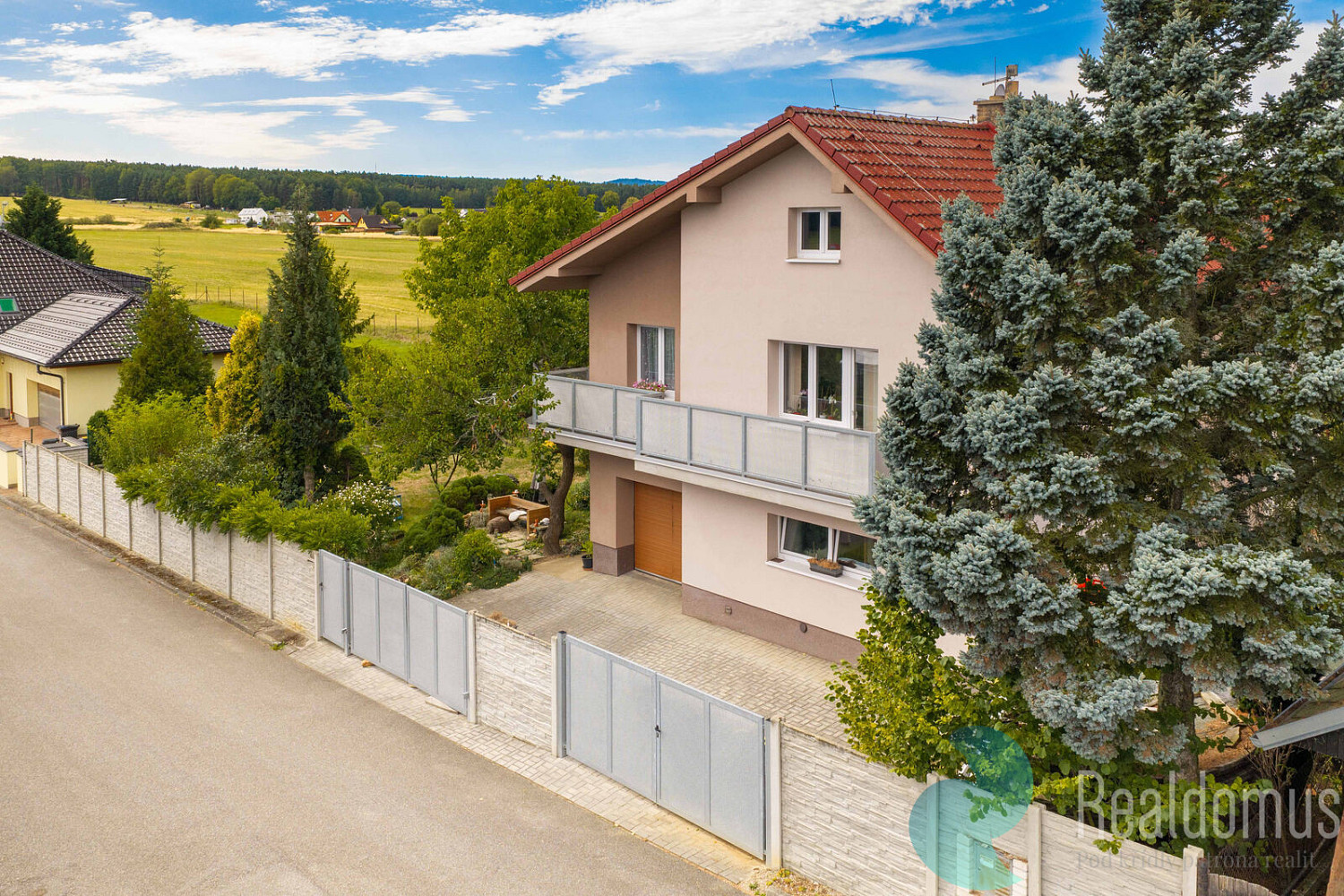 Prodej domu 245 m² s pozemkem 757 m² – fotografie 2