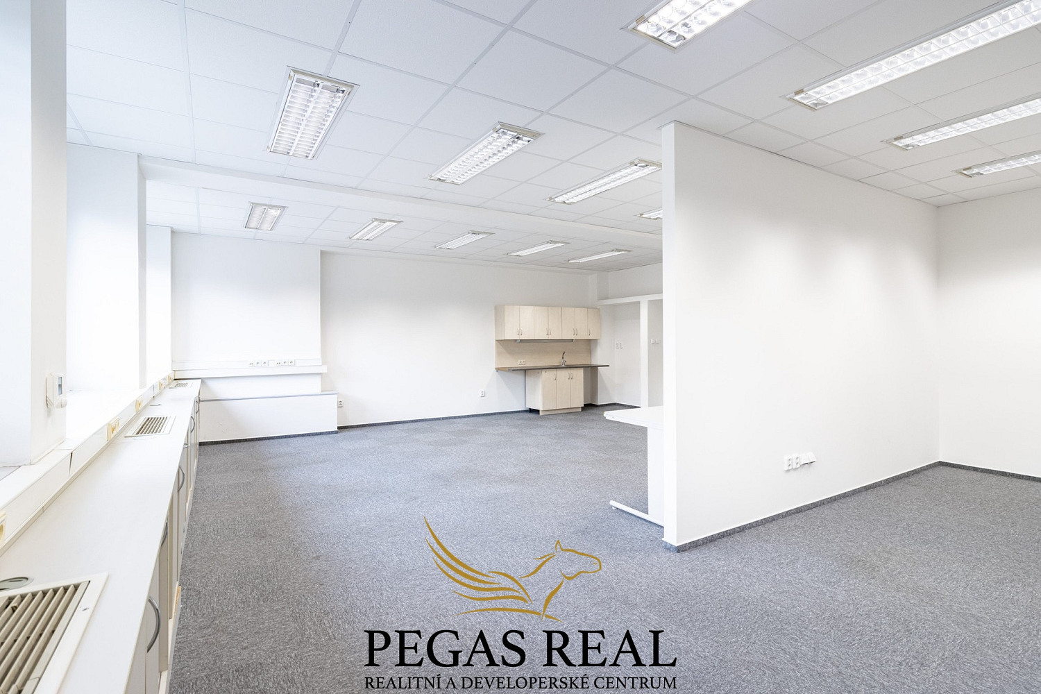 Pronájem kanceláře 76 m² – fotografie 3