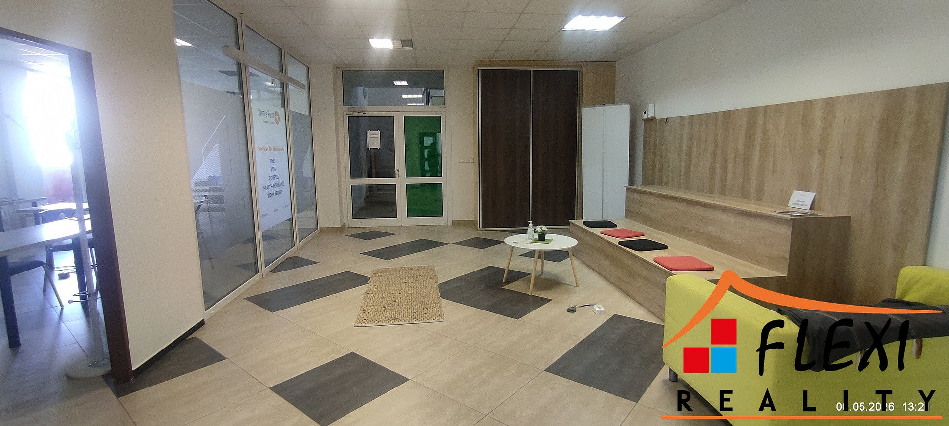 Pronájem kanceláře 241 m² — photo 2