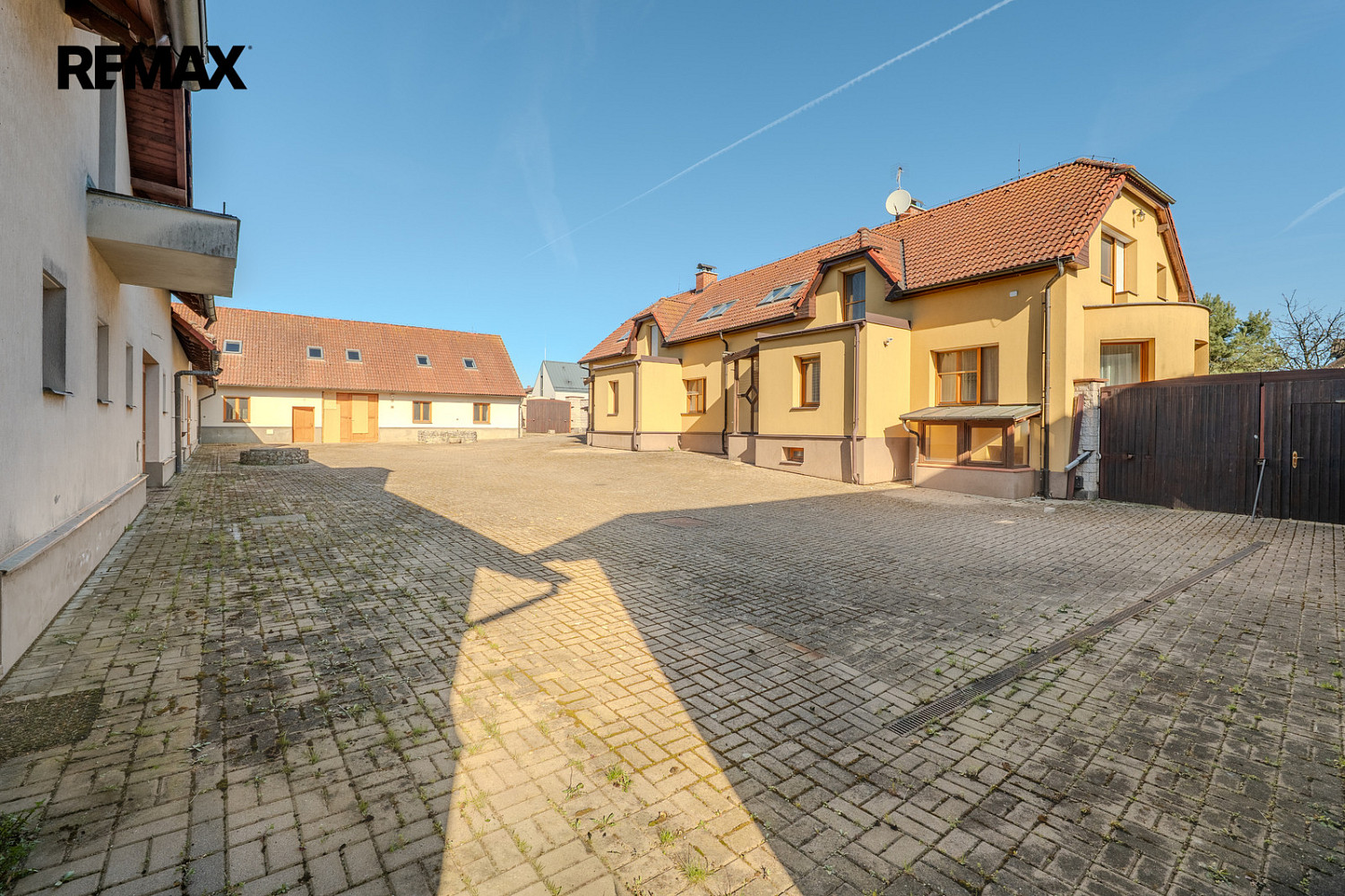 Prodej nájemního domu, činžáku 1 145 m² — photo 2