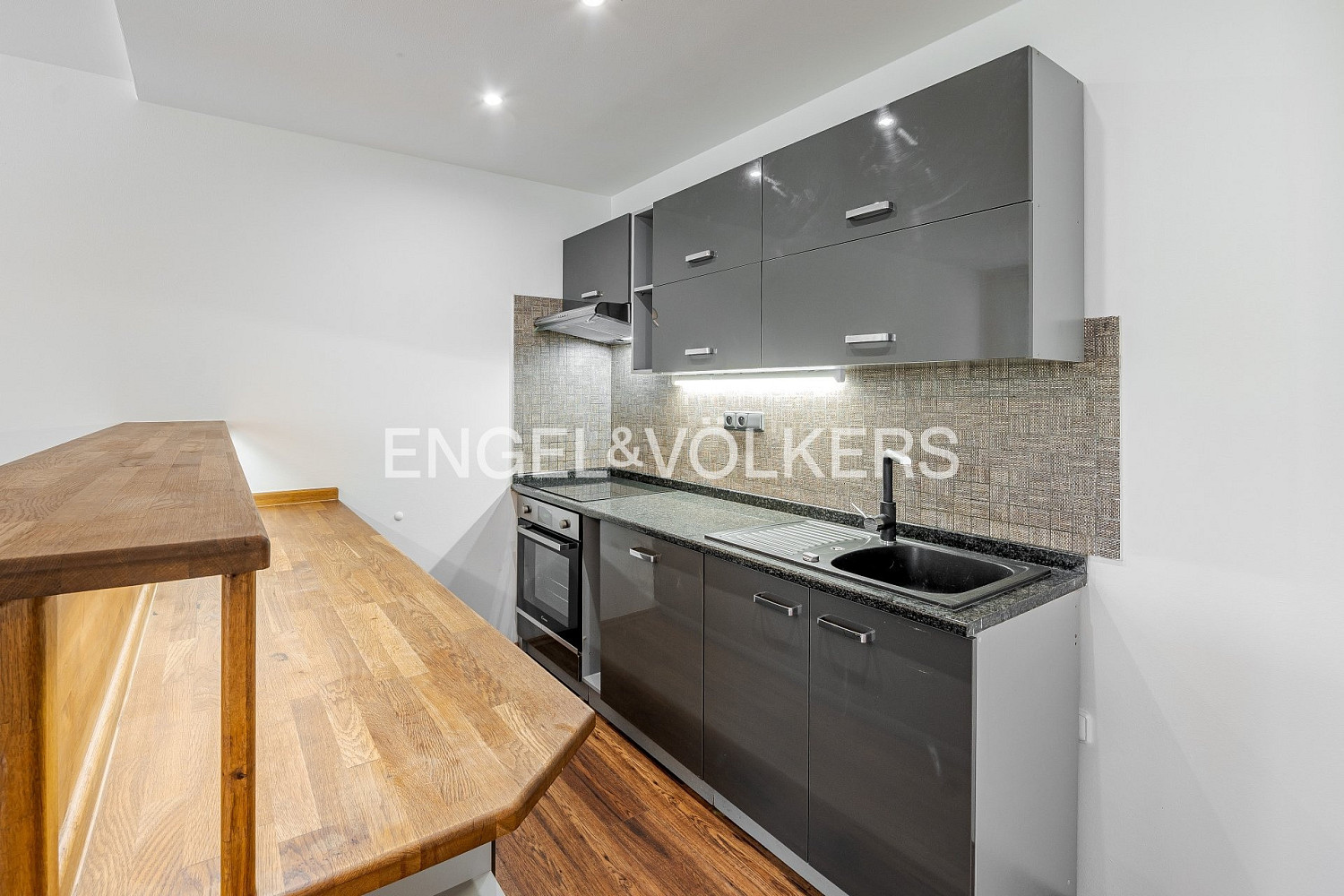 Pronájem bytu 3+kk 74 m² – fotografie 2