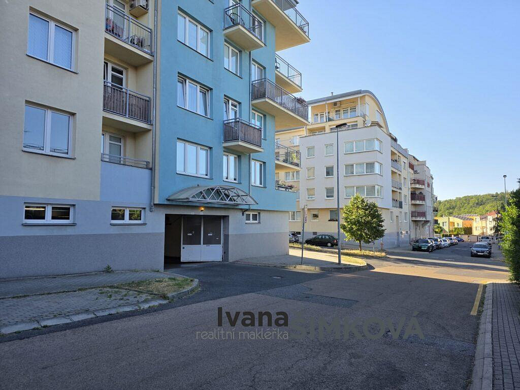 Prodej garážového stání, 12 m2, vjezd Velké kunratické Praha 4 - Kunratice