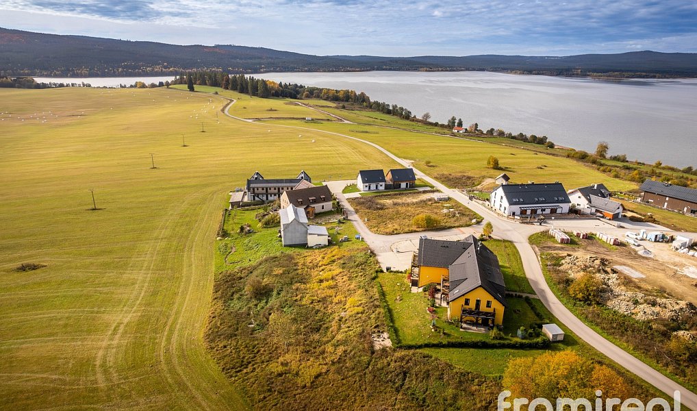 Prodej stavebního pozemku 1 696 m², Frymburk – fotka 1 z 16