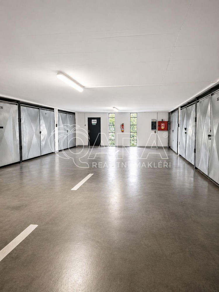 Pronájem samostatné uzamykatelné garáže 18,3 m2 frýdlanská praha 8 — photo 3