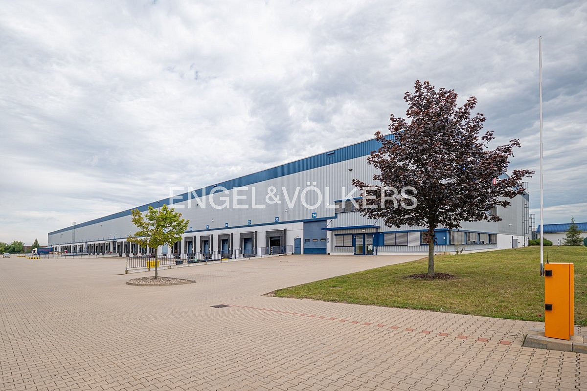 Pronájem skladovacích prostor 3 700 m²