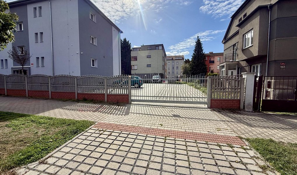 Pronájem parkovacího stání - Božkovská ulice, Plzeň – náhled fotky 2