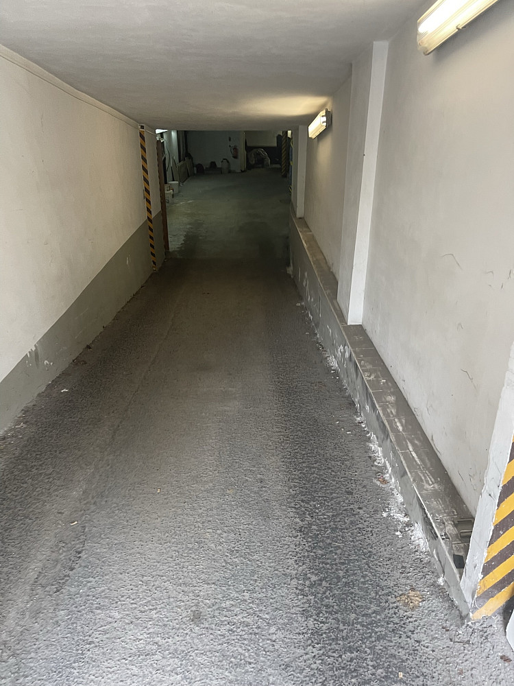 Pronájem garážového stání – Praha 3, Lupáčova | 2,5 × 5,1 m | volné ihned