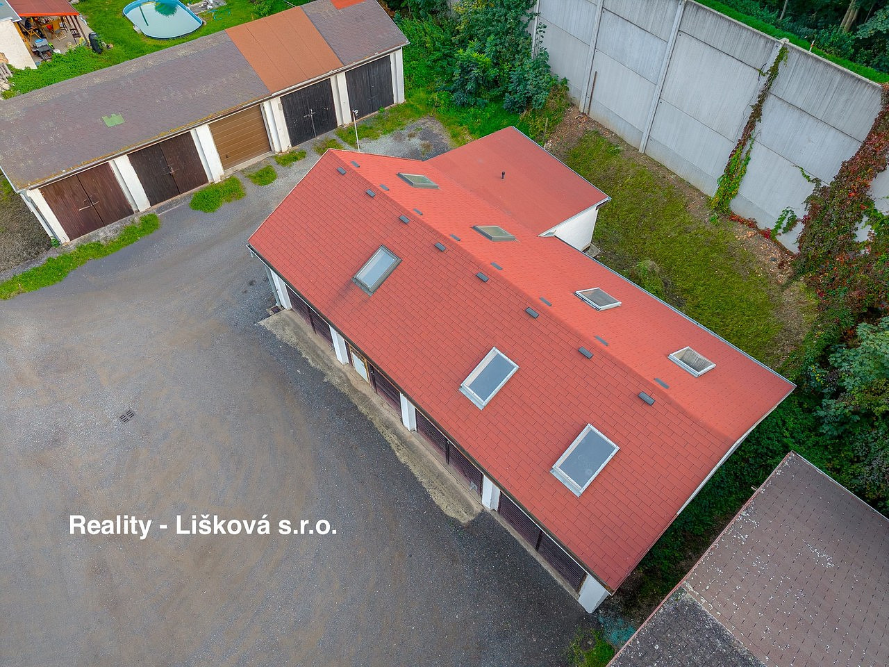 PRODEJ 4 PROPOJENÝCH GARÁŽÍ 120 m2 + KANCELÁŘ, ZÁZEMÍ A MANIPULAČNÍ PLOCHA BYSTŘANY – fotografie 5