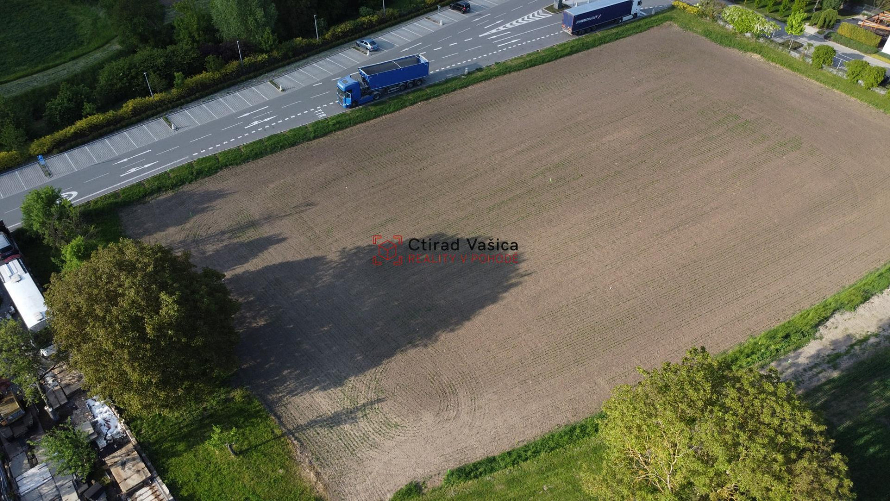 Prodej komerčního pozemku 2 048 m² – fotografie 2