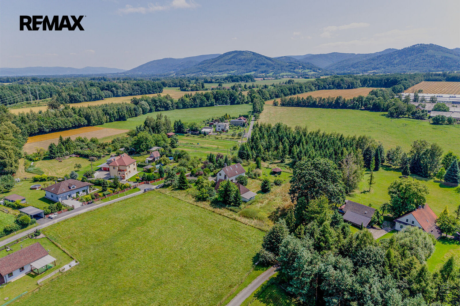 Prodej stavebního pozemku 2 063 m² – fotografie 2