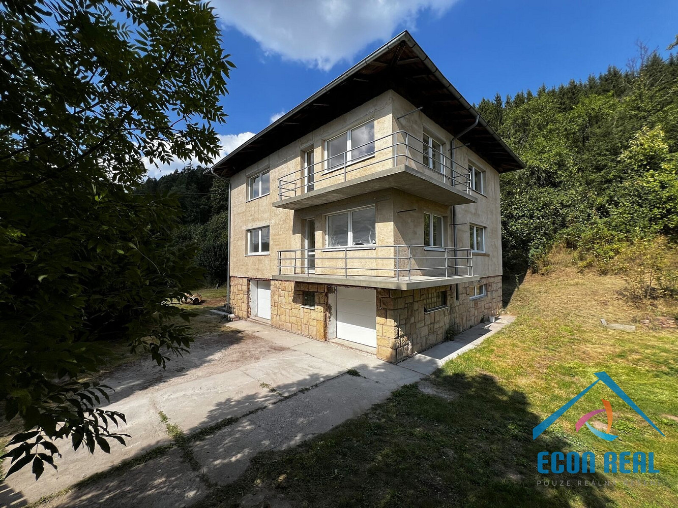 Prodej domu 301 m² s pozemkem 2 815 m²