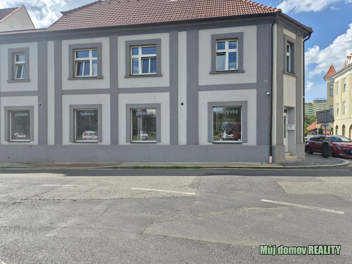Pronájem obchodních prostor 300 m²