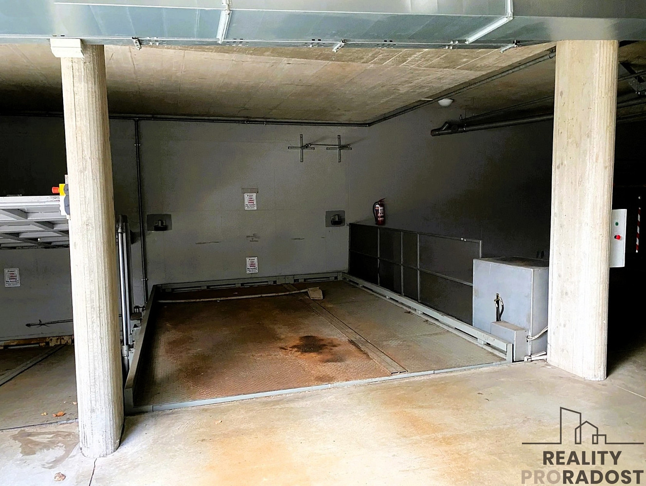 Pronájem garážového stání 17 m2 slezská, praha - vinohrady — photo 2